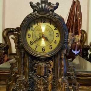 Đồng hồ đẹp dùng trang trí trên bàn làm việc DH.85