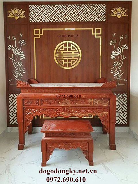 V&aacute;ch ốp tường ph&ograve;ng thờ gỗ g&otilde; dỏ