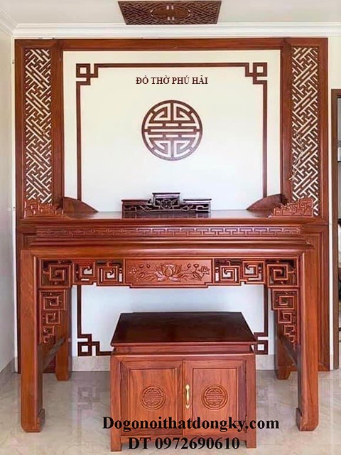 v&aacute;ch ốp tường sau b&agrave;n thờ 