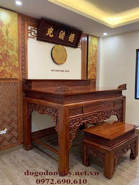 V&aacute;ch ốp tường sau b&agrave;n thờ